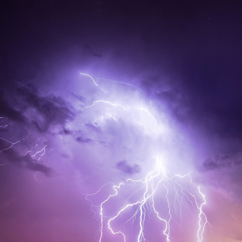 電閃雷鳴的夜空景象圖片