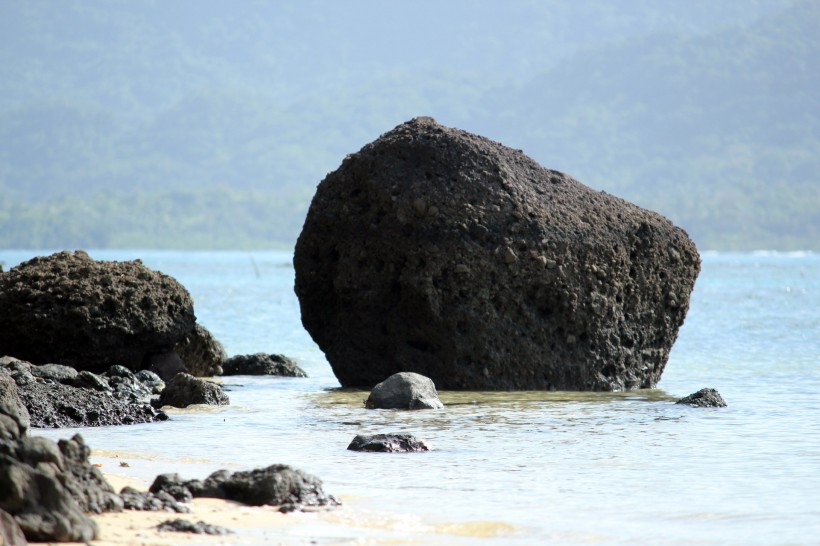 海邊岩石圖片