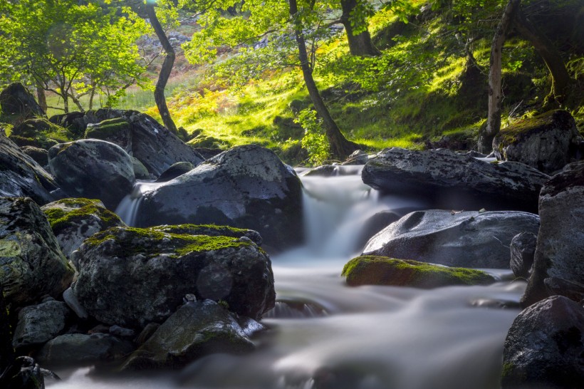 淙淙流水風景圖片