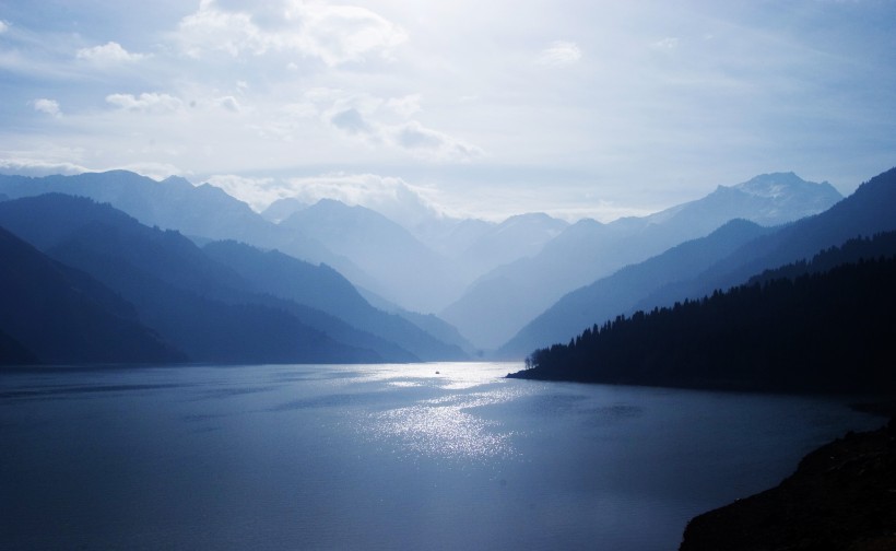 山水湖泊景色圖片