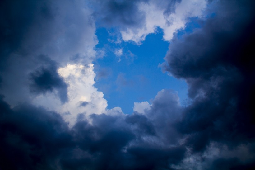 風雨前的天空烏雲圖片