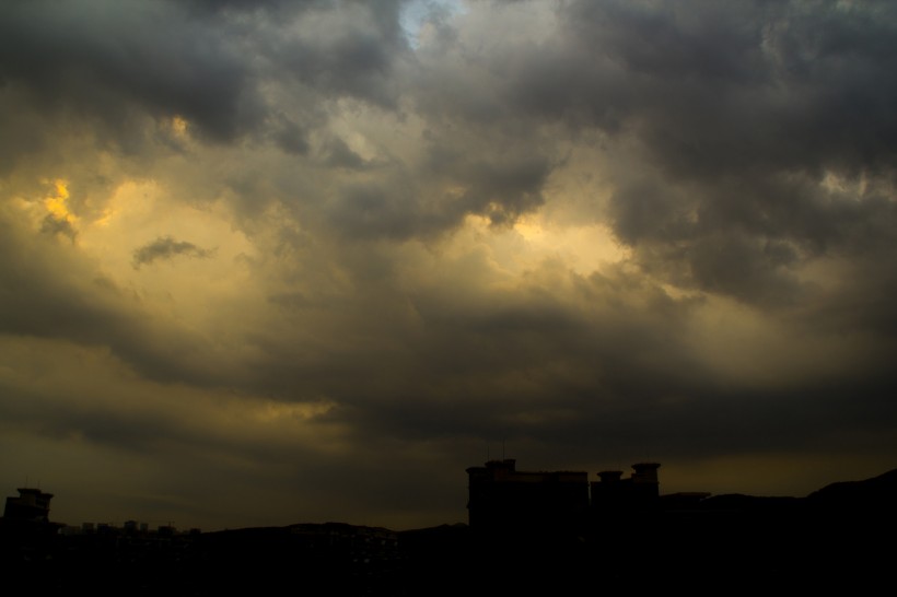 風雨前的天空烏雲圖片