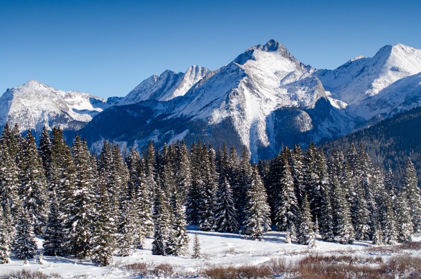 雪山頂部景色圖片
