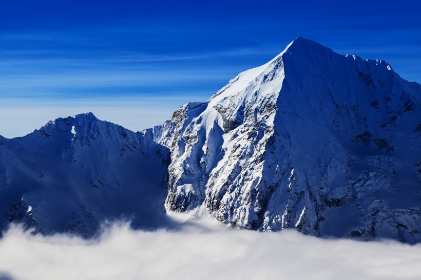 雪山頂部景色圖片