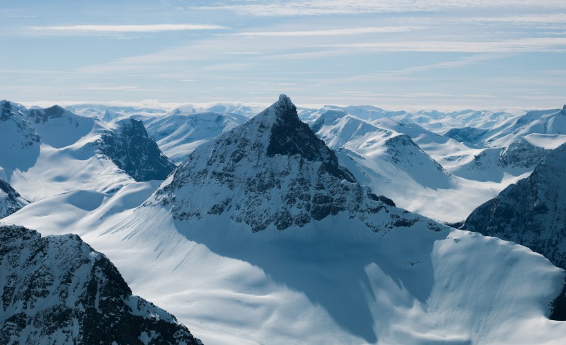 雪山頂部景色圖片