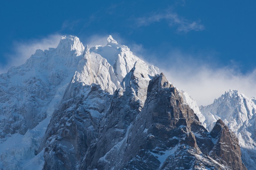 雪山頂部景色圖片
