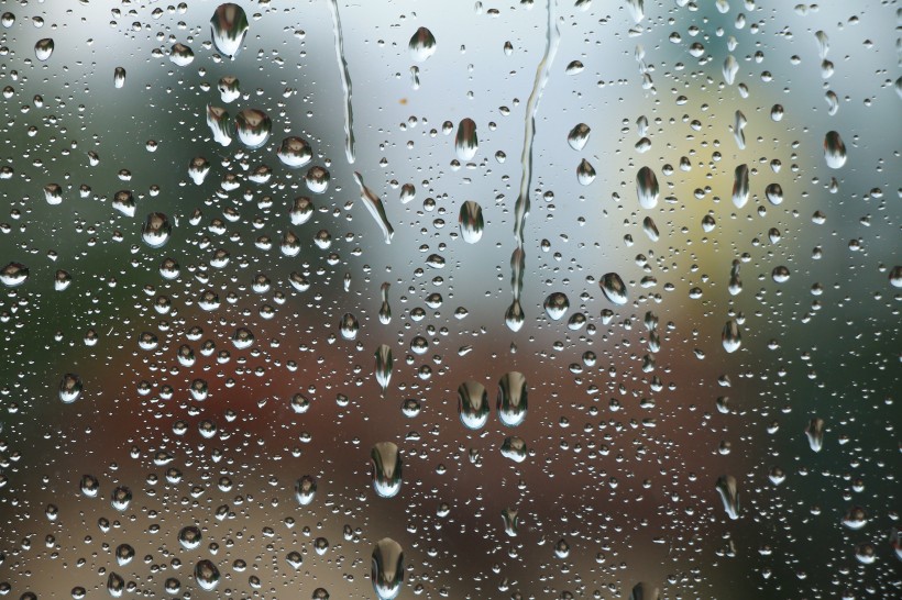 雨天窗外模糊景色圖片