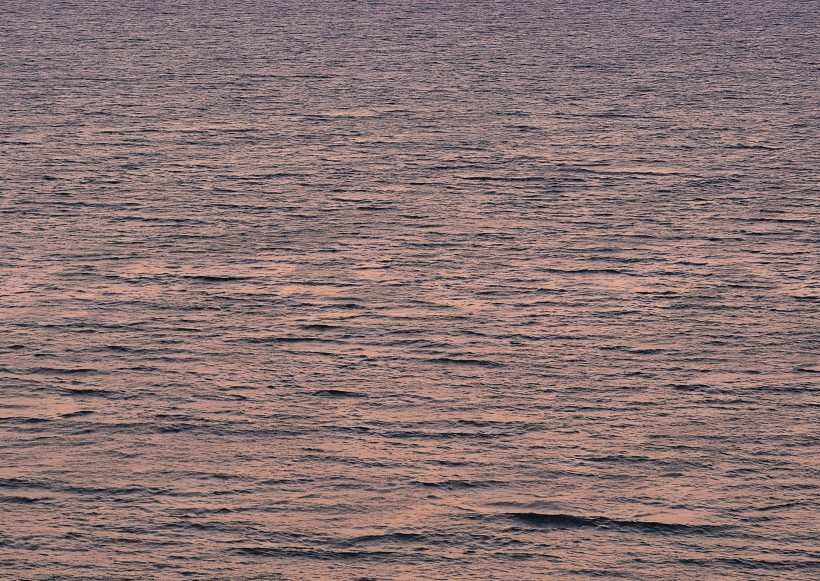 夕陽下的的海面圖片