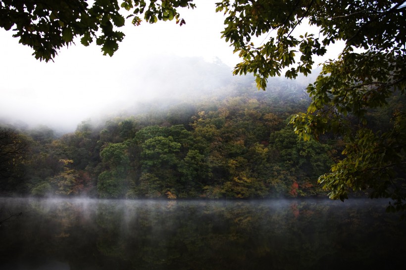 雲霧缭繞風景圖片