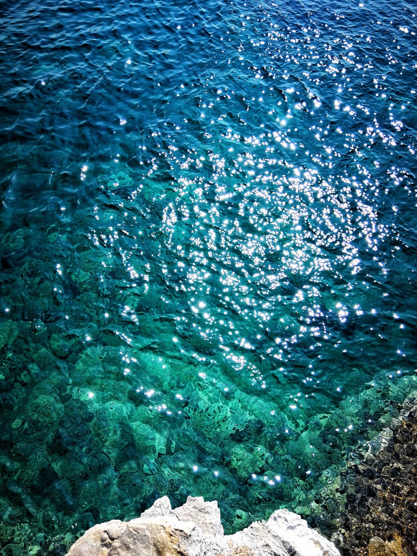 波光粼粼的海面圖片