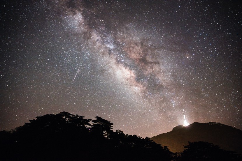 劃過天空的流星圖片