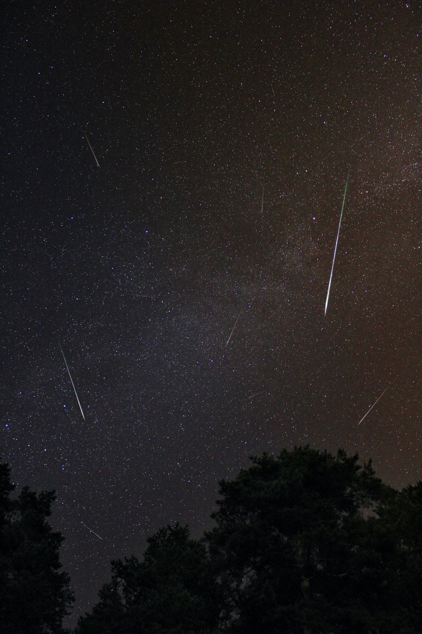 劃過天空的流星圖片