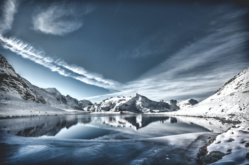 美麗雪山和倒影風景圖片