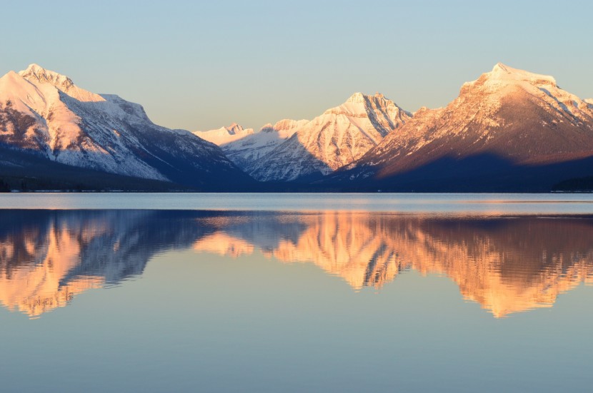 美麗雪山和倒影風景圖片