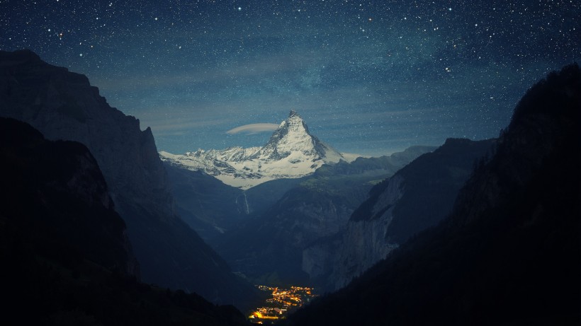 綿延不斷雄偉的高山自然風景圖片