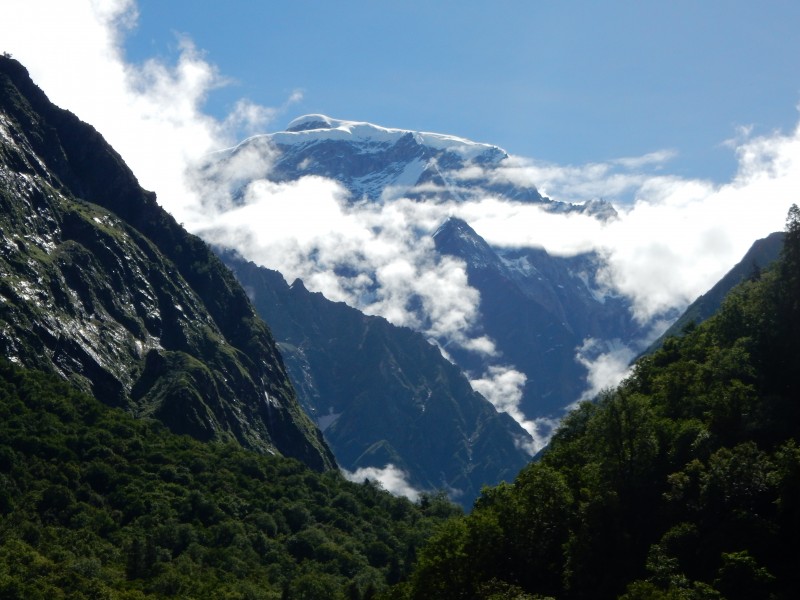 綿延不斷雄偉的高山自然風景圖片