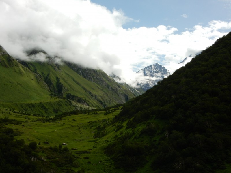 綿延不斷雄偉的高山自然風景圖片