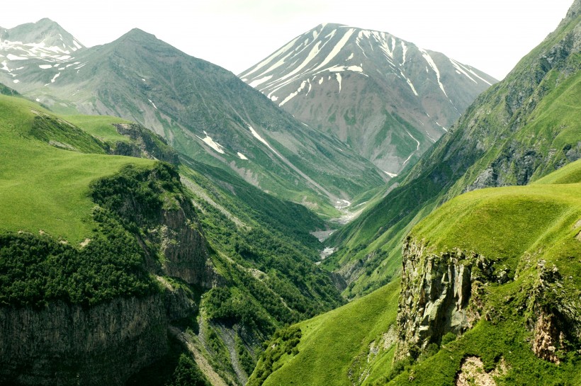 綿延不斷雄偉的高山自然風景圖片