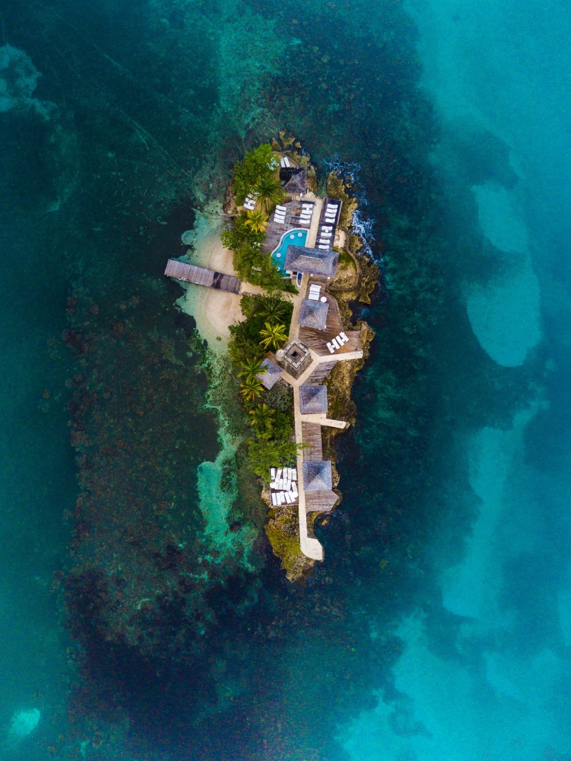 從高空中鳥瞰孤島的圖片
