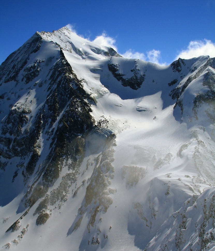 積雪的山峰圖片