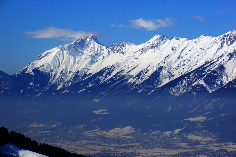 積雪的山峰圖片