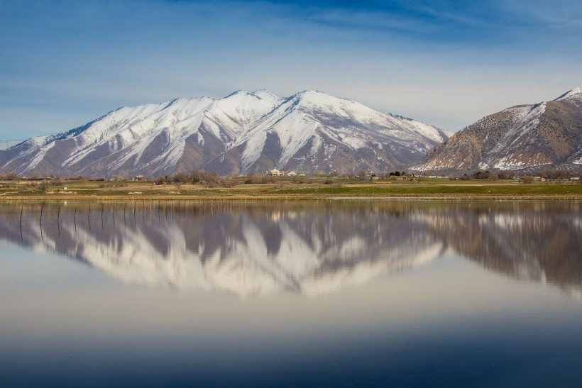 積雪的山峰圖片