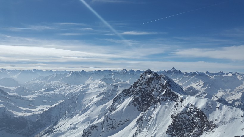 積雪的山峰圖片