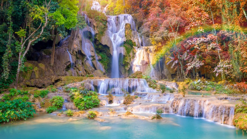 唯美的山間瀑布自然風景圖片