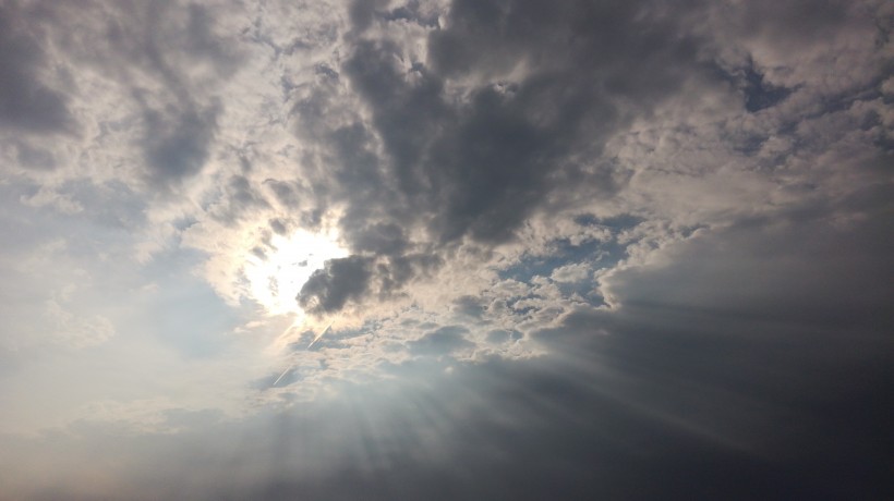 天空中透光的雲彩圖片