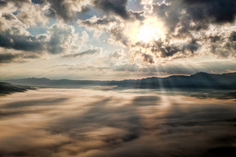 天空中透光的雲彩圖片