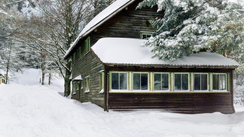 雪中小木屋風景圖片