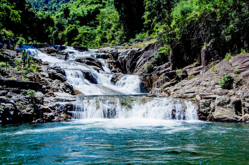 森林小溪山間流水圖片