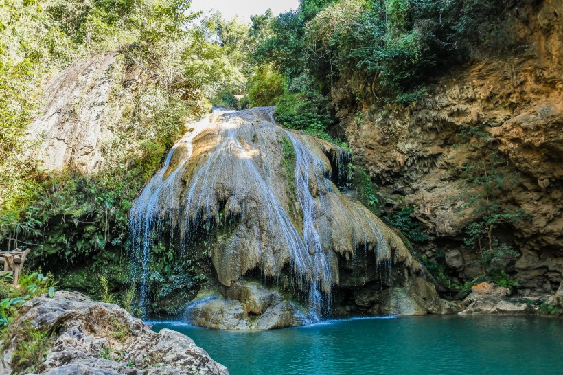 山澗溪流瀑布圖片