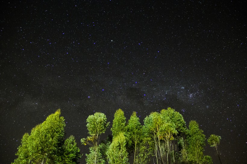 夜晚璀璨的星空圖片