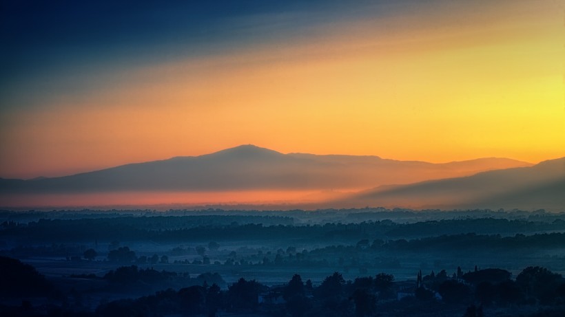 夕陽霧景圖片