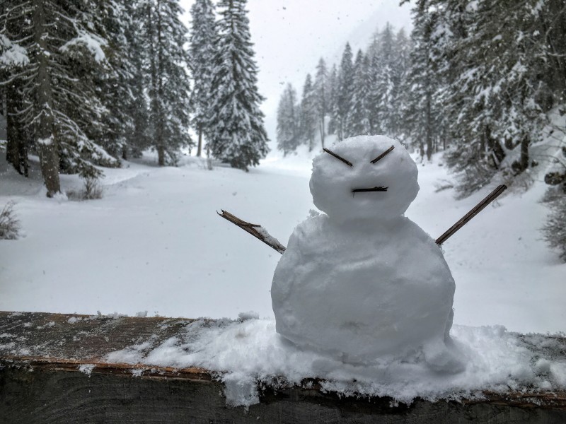 冬季造型獨特的雪人圖片