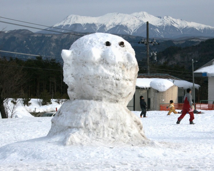 冬季造型獨特的雪人圖片