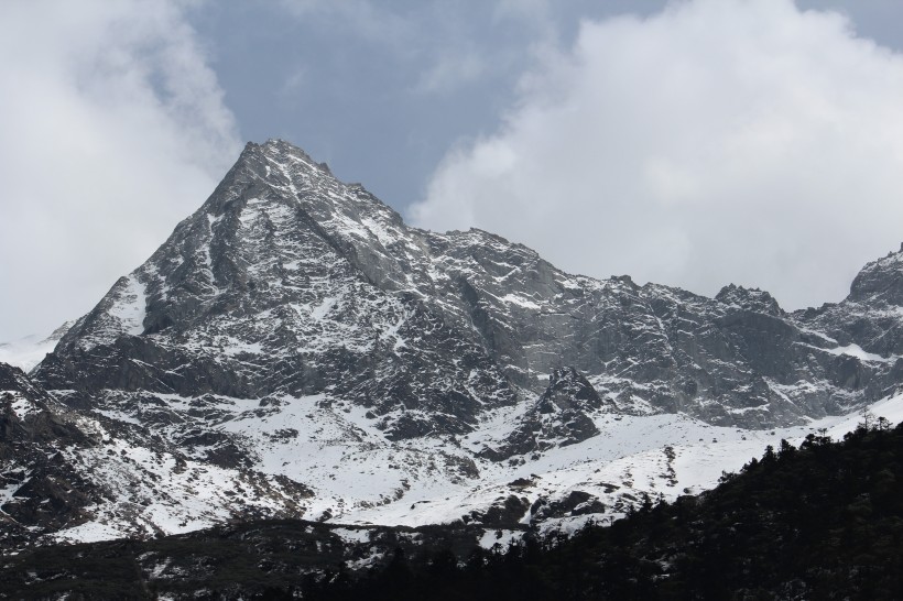 神秘幽靜的雪山風景圖片