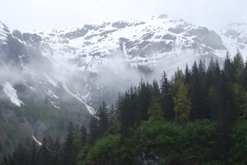 神秘幽靜的雪山風景圖片