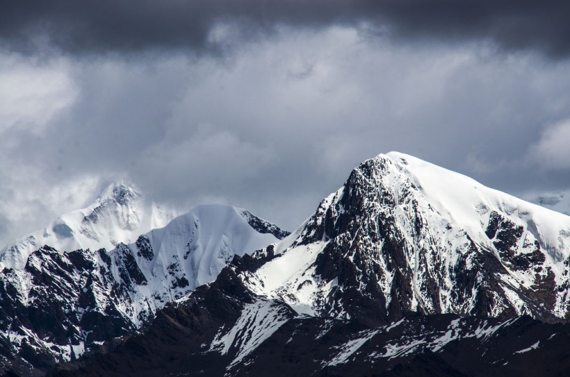 神秘幽靜的雪山風景圖片