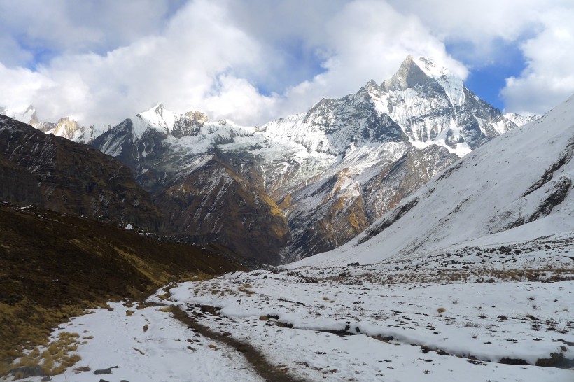 神秘幽靜的雪山風景圖片