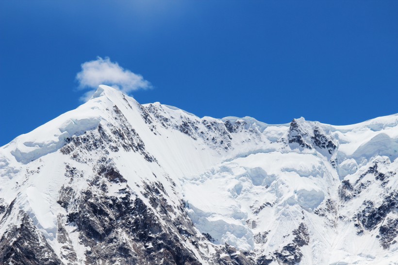 神秘幽靜的雪山風景圖片