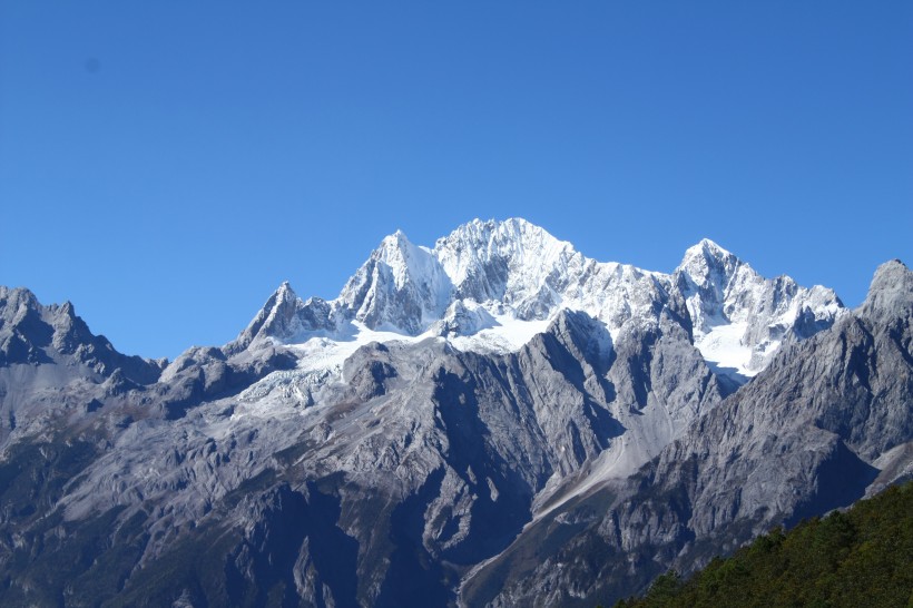 神秘幽靜的雪山風景圖片