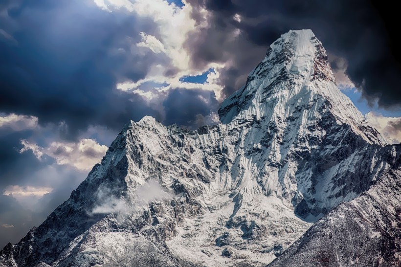 神秘幽靜的雪山風景圖片