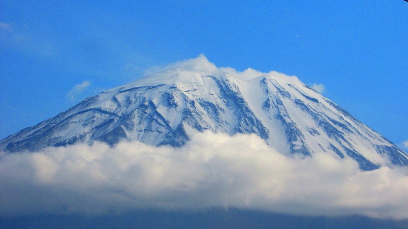 神秘幽靜的雪山風景圖片