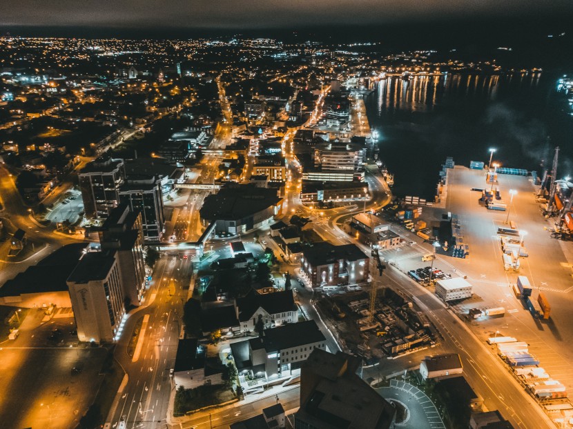 燈火通明的城市夜景圖片