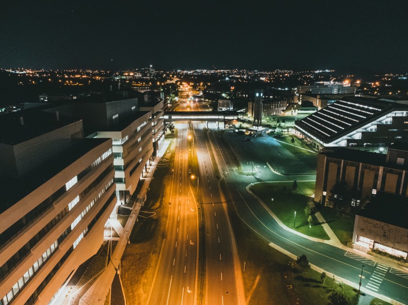 燈火通明的城市夜景圖片