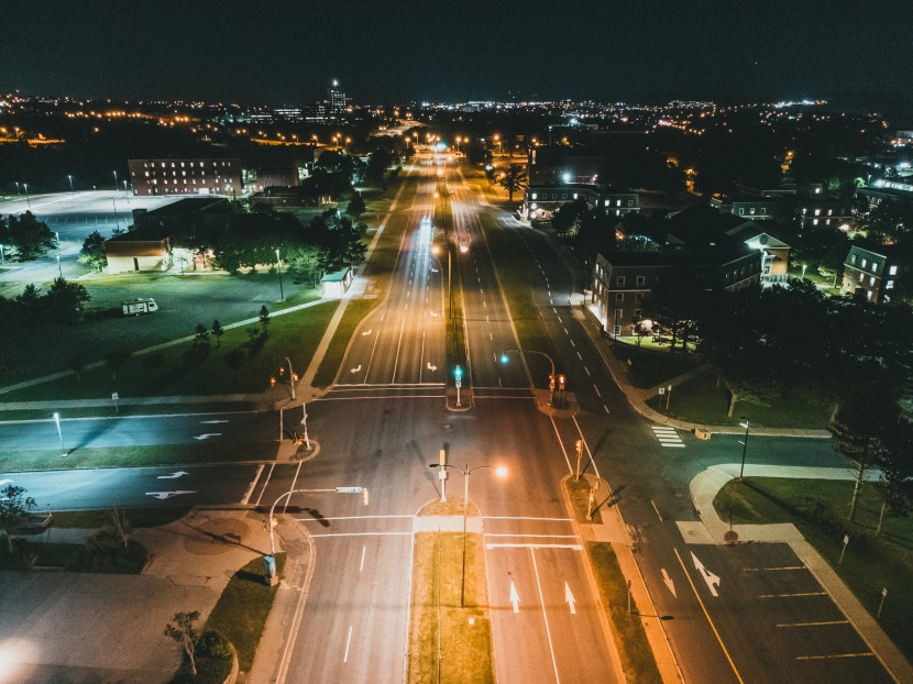 燈火通明的城市夜景圖片