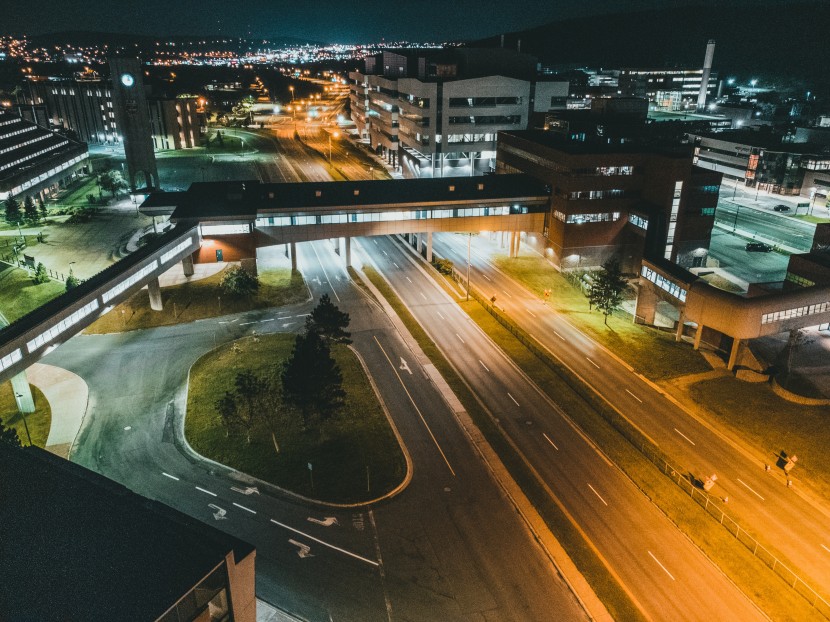 燈火通明的城市夜景圖片