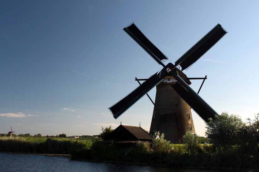 高大壯觀的荷蘭風車圖片